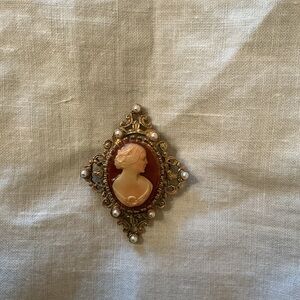 Cameo Brooch  Gold Tone w/ Faux Pearls